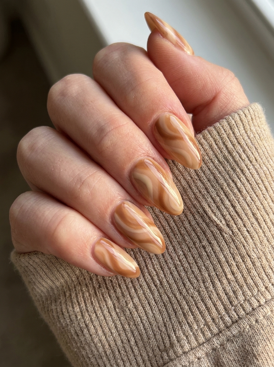 Caramel Swirl Nails als Herbst Nägel Inspiration 2026
